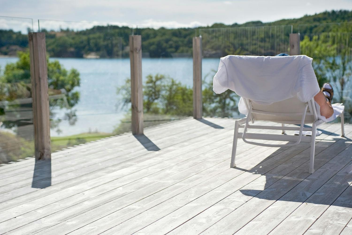 Grå och grann träterrass